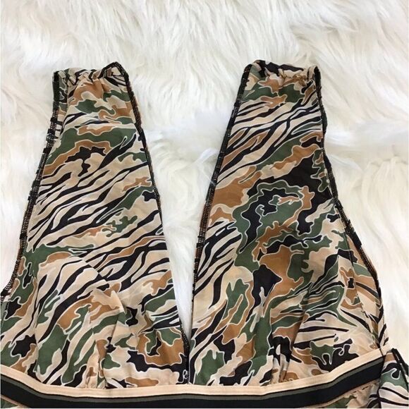 LaPerla Miss Studio Camouflage
V-Neck Night Gown New With Tag
Size 12 - Picture 5 of 10